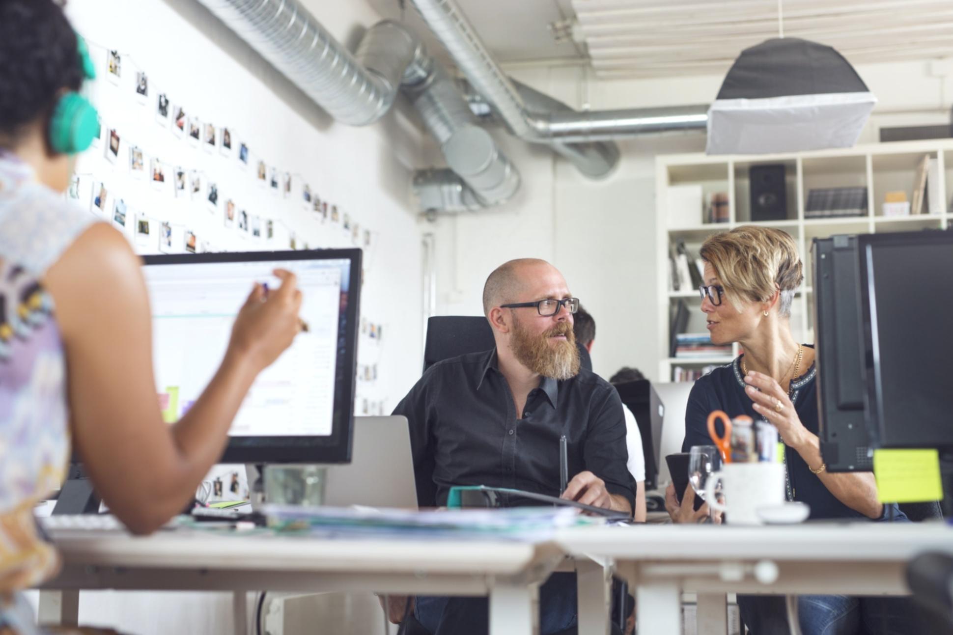 Equipo trabajando en optimización móvil