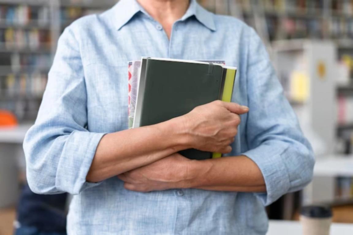 Estudiantes participando en actividades interactivas de aprendizaje sobre SEO móvil